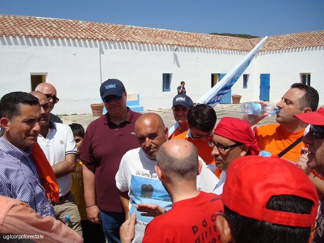 Asinara: visita agli operai della Vinyls