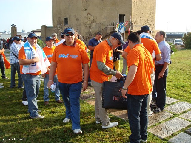 Asinara: visita agli operai della Vinyls