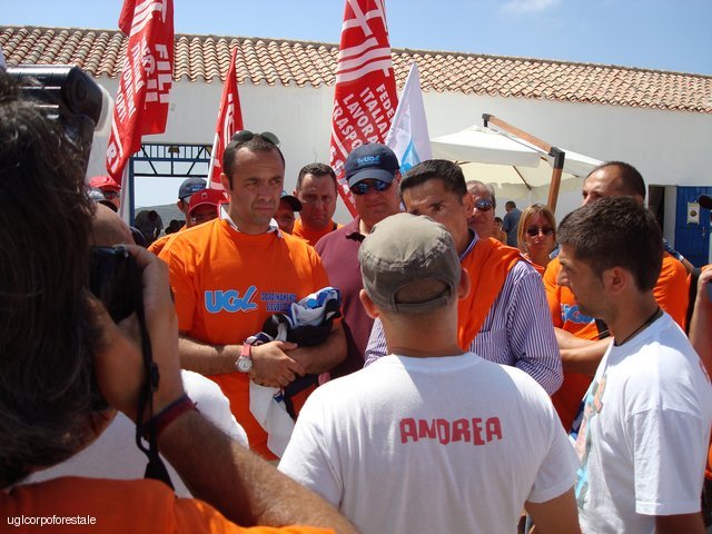 Asinara: visita agli operai della Vinyls