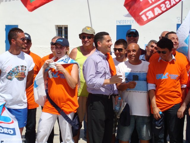 Asinara: visita agli operai della Vinyls