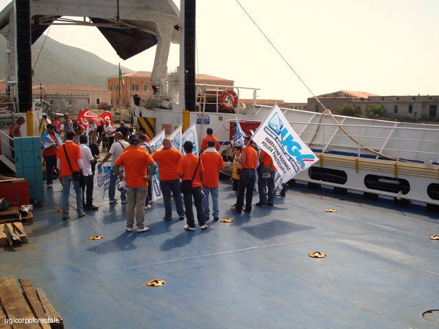 Asinara: visita agli operai della Vinyls