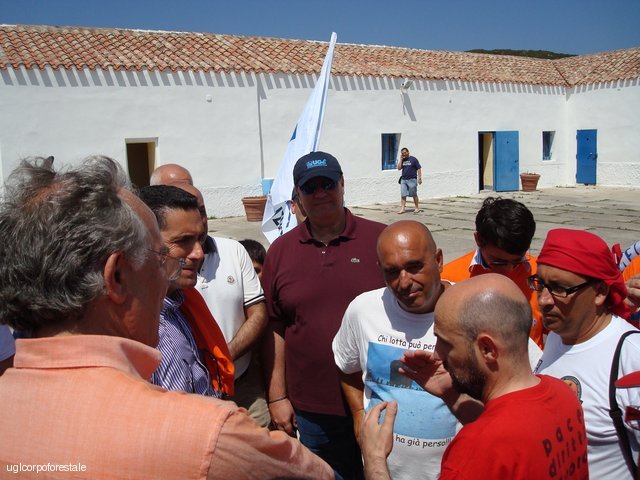 Asinara: visita agli operai della Vinyls